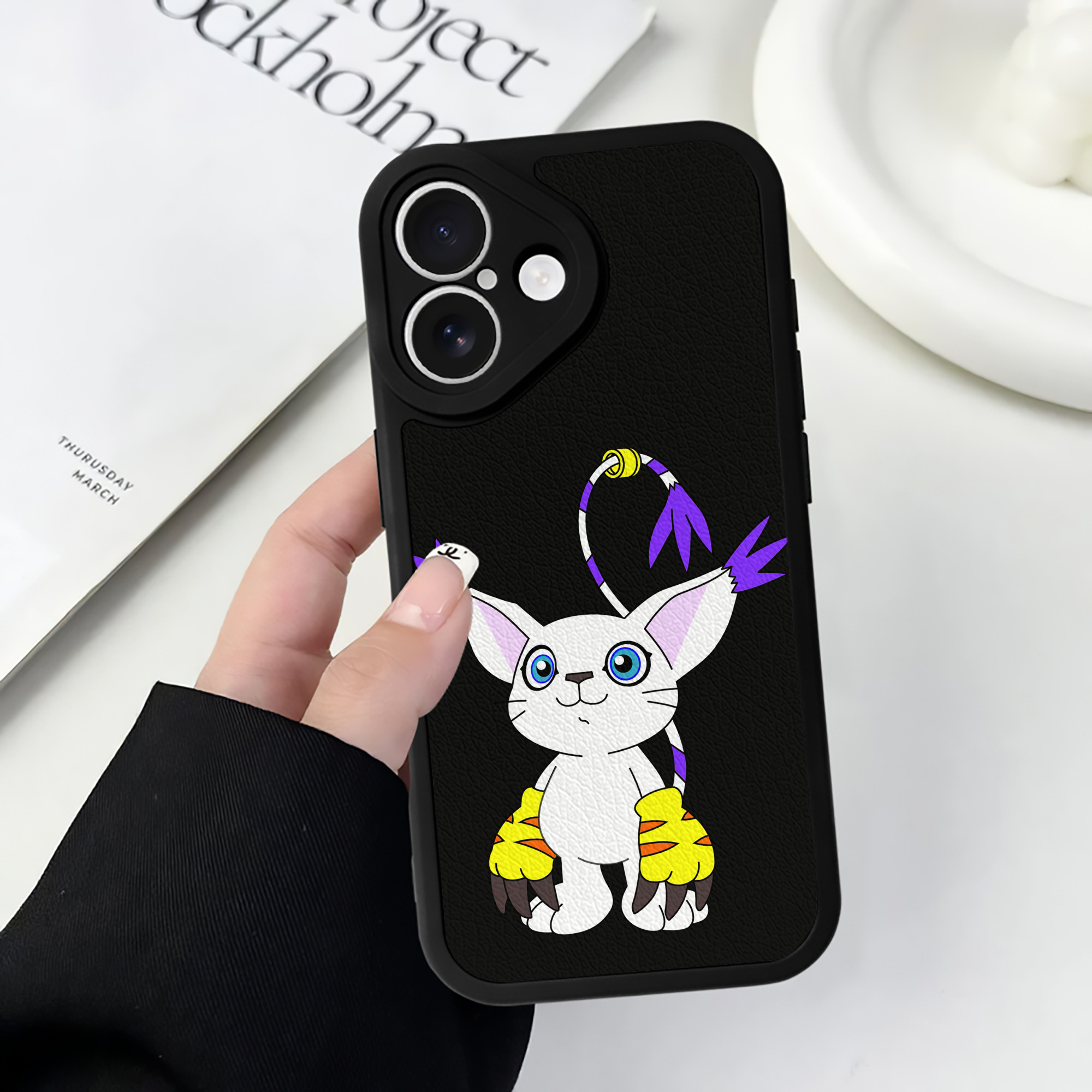 （画像用） Digimon デジタルモンスター/デジモン 【iPhone 16シリーズ対応】シリコンスマホケース（レザー調） 材質：シリコン